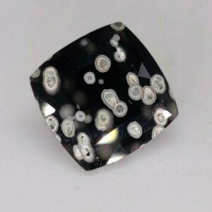 6.35 ct OBSIDIAN w. ULVOSPINEL  -  ITALY