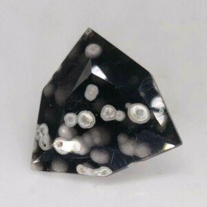 6.80 ct OBSIDIAN w. ULVOSPINEL  -  ITALY