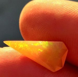 1.85 ct SPECTACULAR CONTRA LUZ WELO OPAL  -  ETHIOPIA