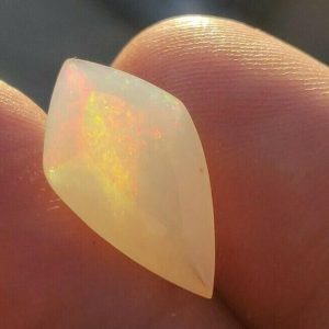 4.60 ct SPECTACULAR CONTRA LUZ WELO OPAL  -  ETHIOPIA