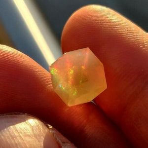 3.75 ct SPECTACULAR CONTRA LUZ WELO OPAL  -  ETHIOPIA