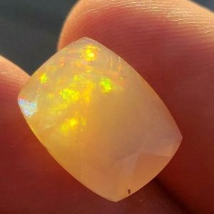 4.95 ct SPECTACULAR CONTRA LUZ WELO OPAL  -  ETHIOPIA