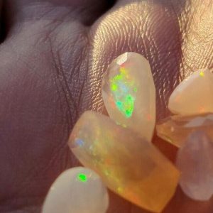 8.80 ct SPECTACULAR CONTRA LUZ WELO OPAL  -  ETHIOPIA