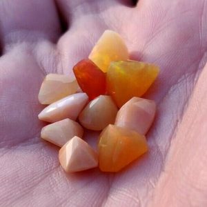 13.25 ct SPECTACULAR CONTRA LUZ WELO OPAL  -  ETHIOPIA