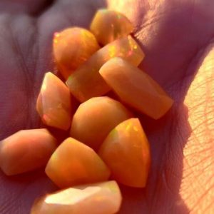 23.00 ct SPECTACULAR CONTRA LUZ WELO OPAL  -  ETHIOPIA