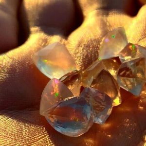 19.65 ct SPECTACULAR CONTRA LUZ WELO OPAL  -  ETHIOPIA