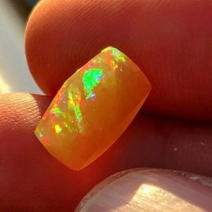 2.95 ct SPECTACULAR CONTRA LUZ WELO OPAL  -  ETHIOPIA
