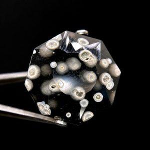 6.60 ct OBSIDIAN w. ULVOSPINEL  -  ITALY