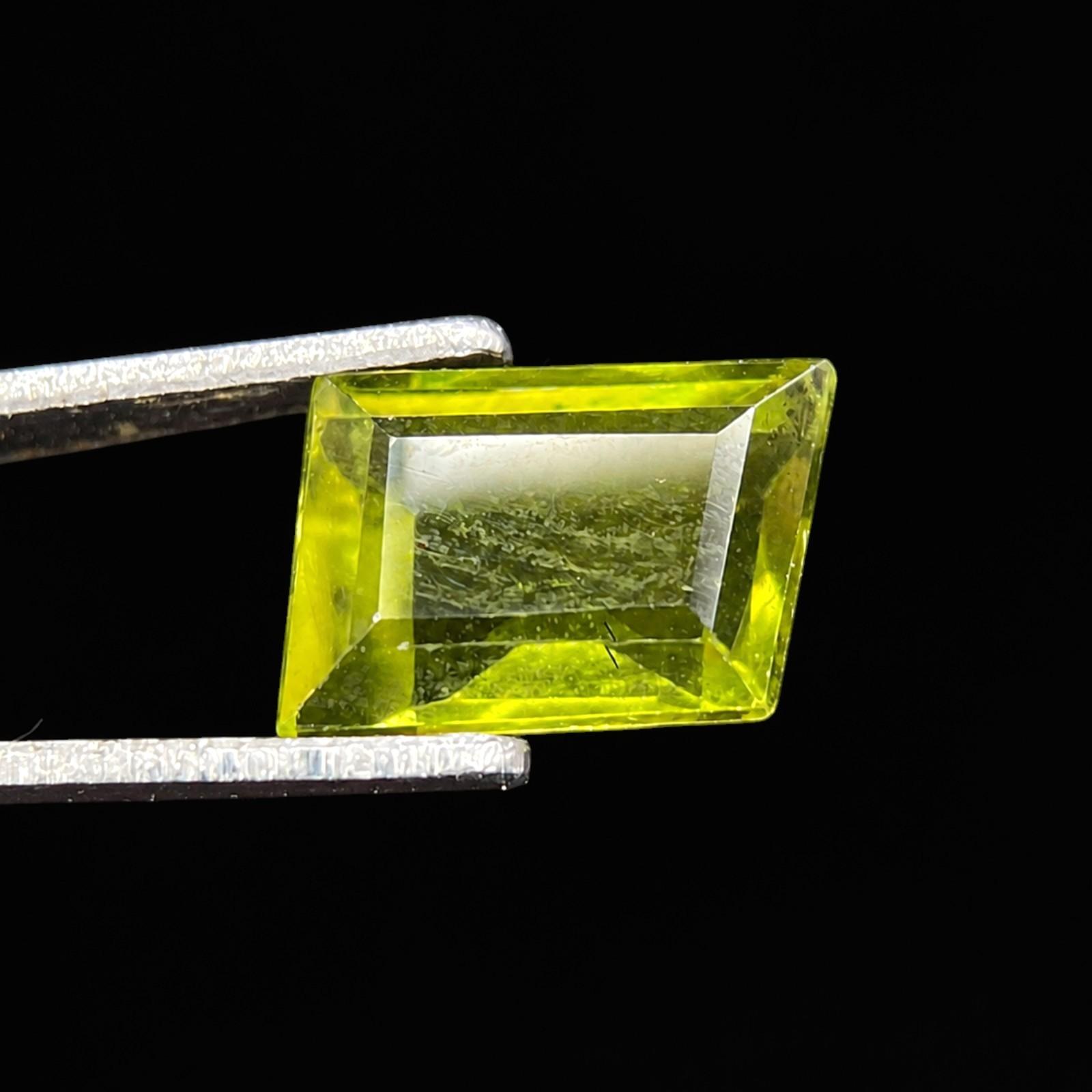 1.36 ct PERIDOT  -  PAKISTAN
