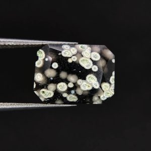 5.88 ct OBSIDIAN WITH ULVOSPINEL - ITALY